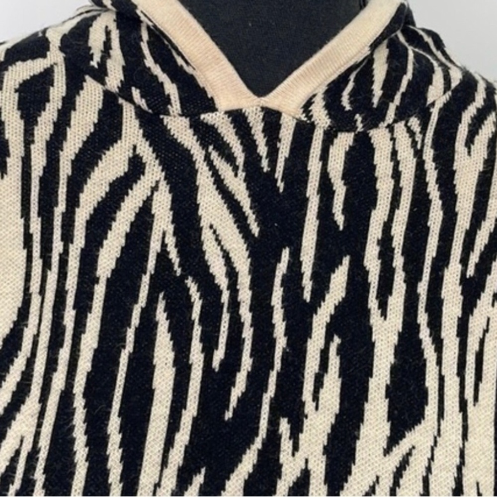 UEC Guess cream & black zebra hooded sweater XS